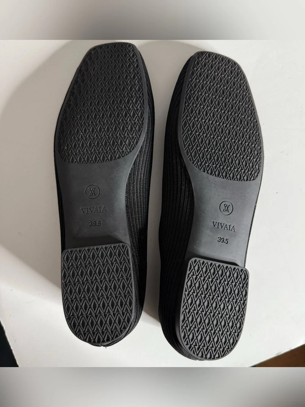 Vivaia Square-Toe V-Cut Flats